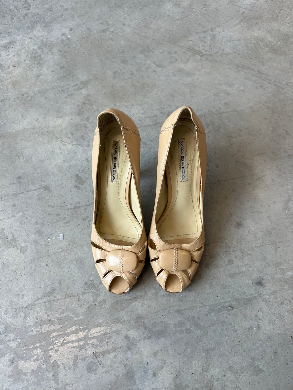 via spiga tan pumps