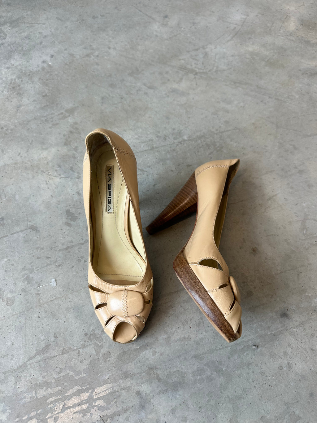 via spiga tan pumps